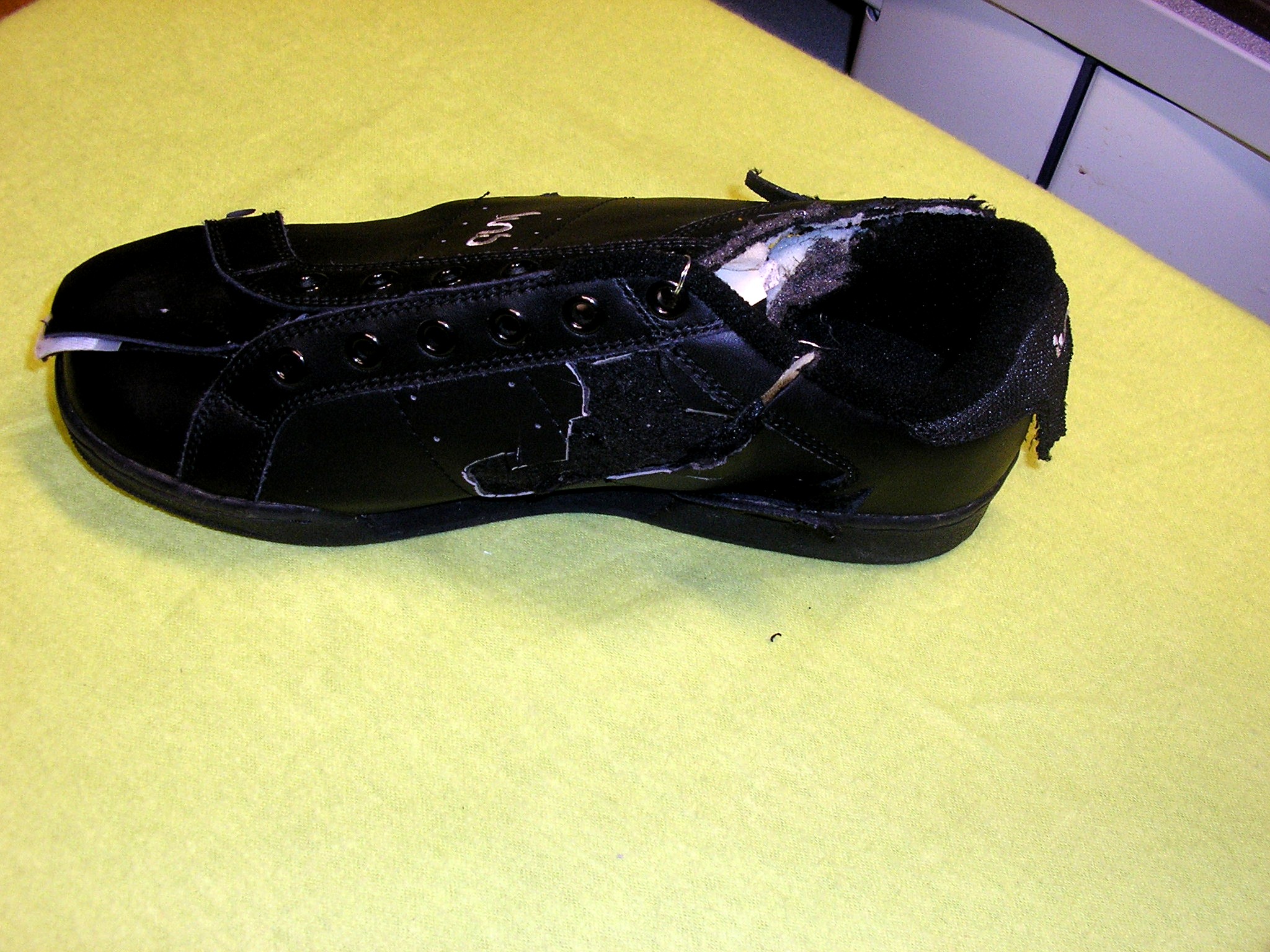 Loại có mũi giày được gắn kim loại để bảo vệ